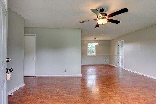 Building Photo - 729 Welsey Dr