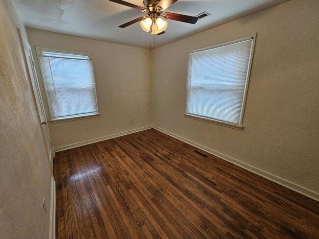 Building Photo - 3 Bedroom / 1 Bath Rental on Fourqurean