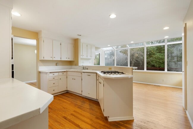 Building Photo - Spacious 5-Bed Home on XL Private Lot!