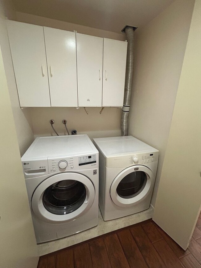 Building Photo - Spacious 2-bedroom with bonus room townhom...