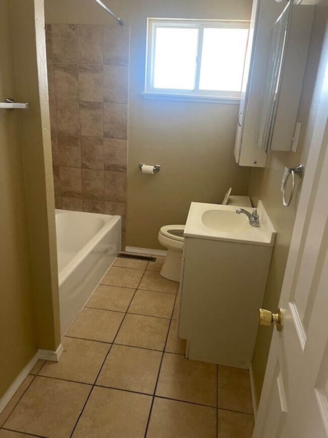 Building Photo - Newly Renovated - Spacious 5bed/2bath!