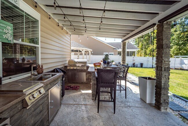 Building Photo - 4 Bedroom, 3.5 Bathroom Home in Summers Co...