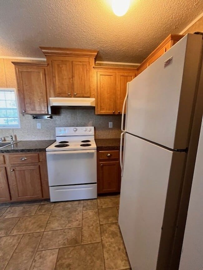 Building Photo - Country setting 2 bedroom home