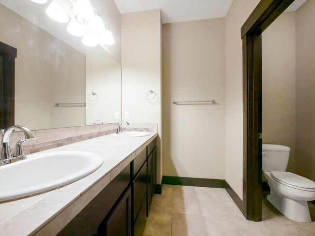 Building Photo - Peaceful 3 bed, 2.5 bath townhouse in Rent...