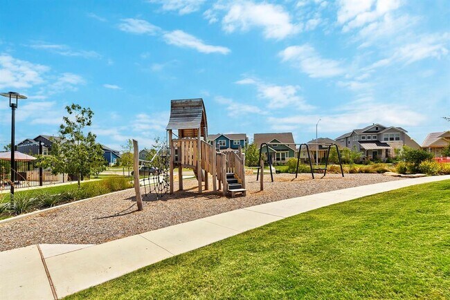 Building Photo - 8816 Mina Dr
