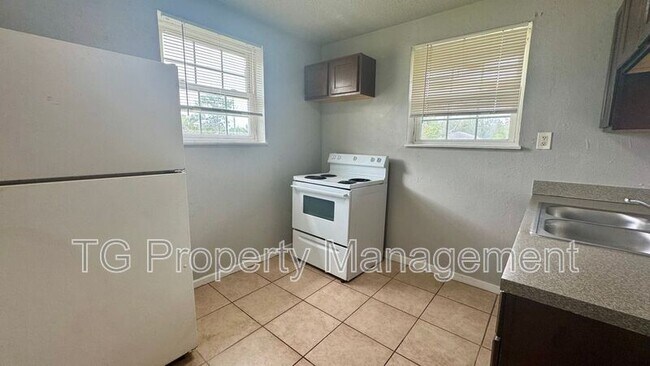 Building Photo - 2821 Moncrief Rd