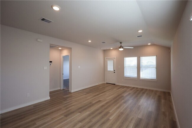 Building Photo - 910 Kickapoo Ln