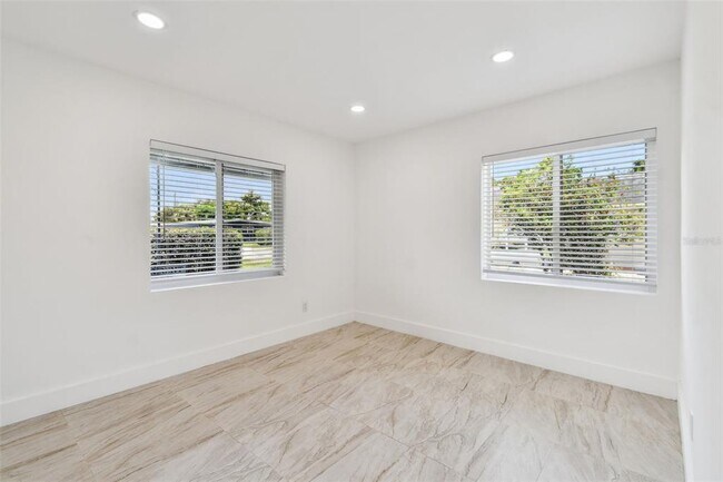 Building Photo - 910 43rd St W