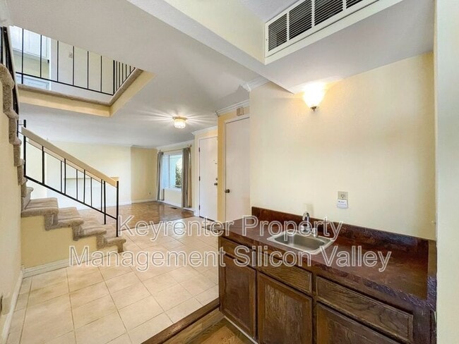 Building Photo - 1293 Knollview Dr