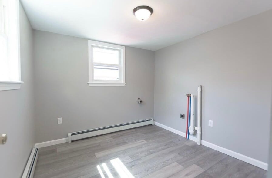 Building Photo - 562 Dubuque St
