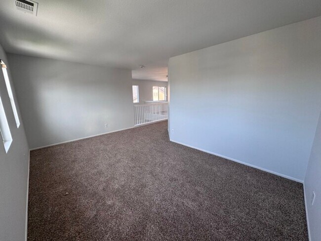 Building Photo - Spacious 4 Bedroom Home with a loft AND bo...