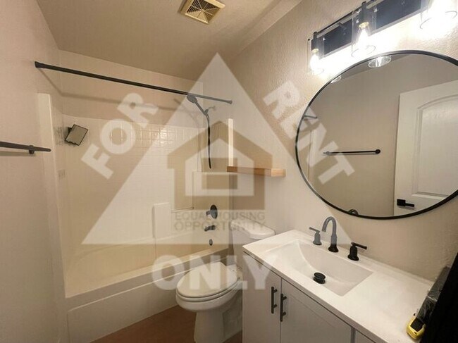 Building Photo - Great 3 Bed, 2 Bath with Open Floor Plan!