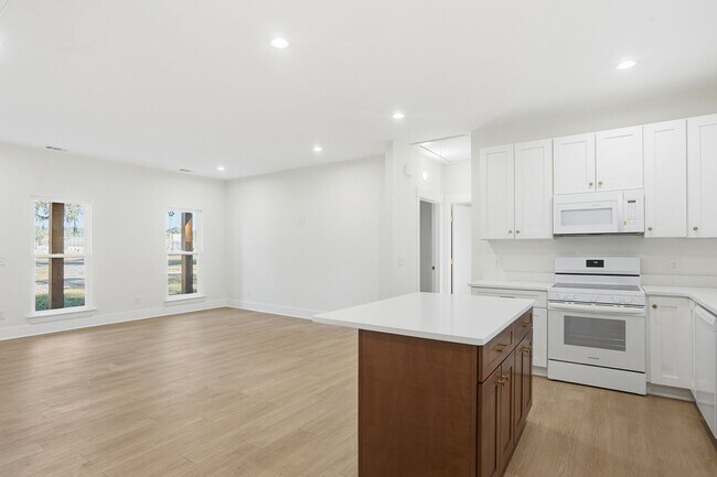 Building Photo - Spacious 3 Bedroom Home with Bonus Suite i...