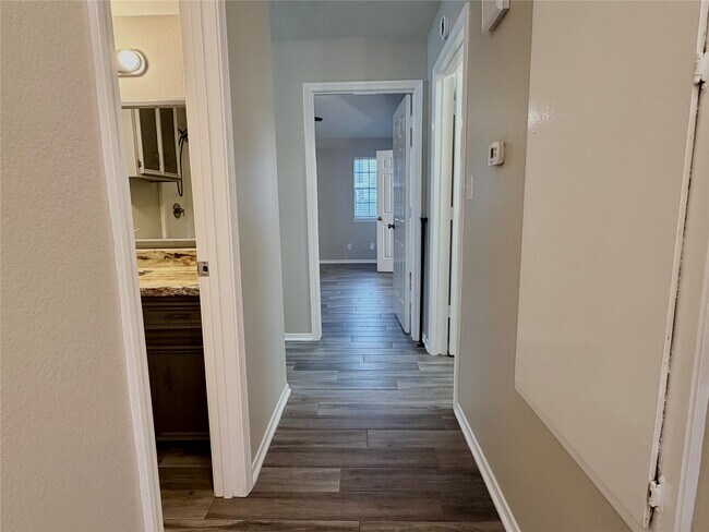 Building Photo - 2712 Monroe Ave