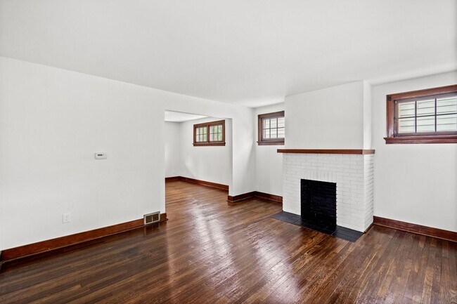Building Photo - AVAILABLE MAY 1ST! GORGEOUS 3 BEDROOM IN CARNEGIE!!