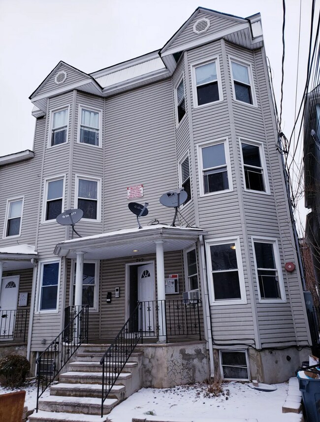 Building Photo - 250 Inslee Pl