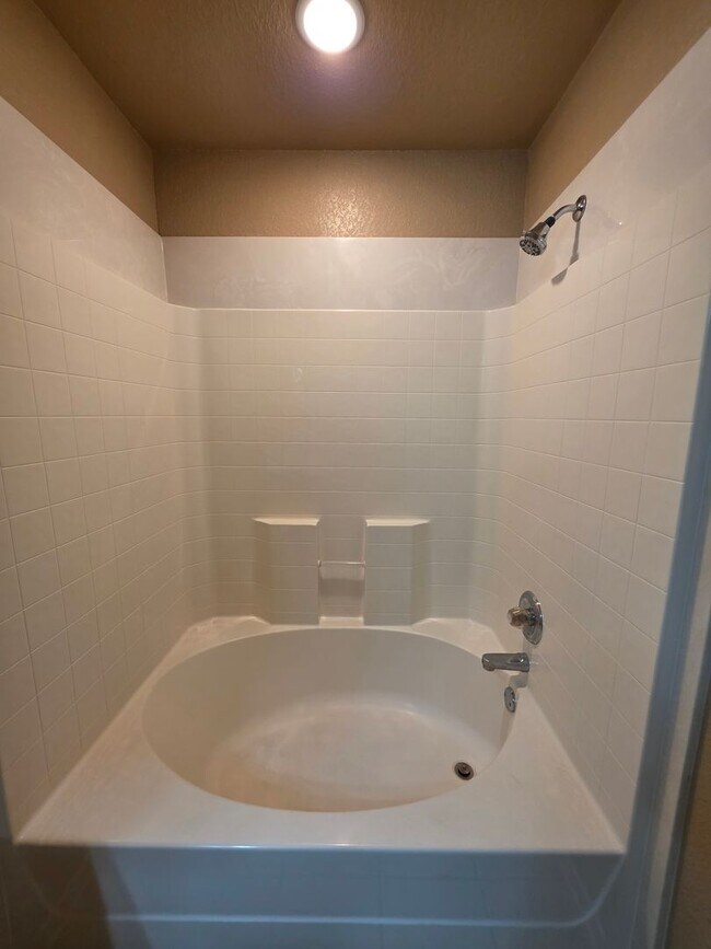 Building Photo - 3 Bedroom / 2 Bath Duplex – NEW FLOORING IN THE BEDROOMS