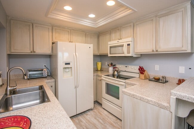 Building Photo - 2 Bed & 2 Bath Beach Condo with ocean view!