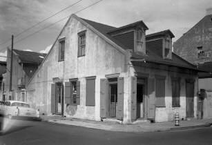 Building Photo - 606 Burgundy St