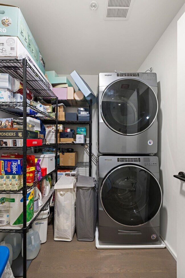 Building Photo - 1425 Hudson St