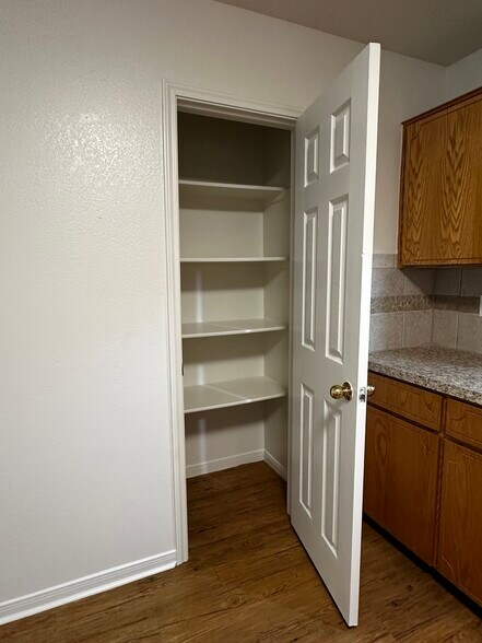 Building Photo - 409 Topeka Ct