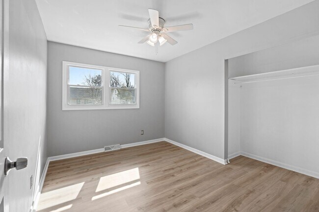Building Photo - 562 Lone Oak Dr