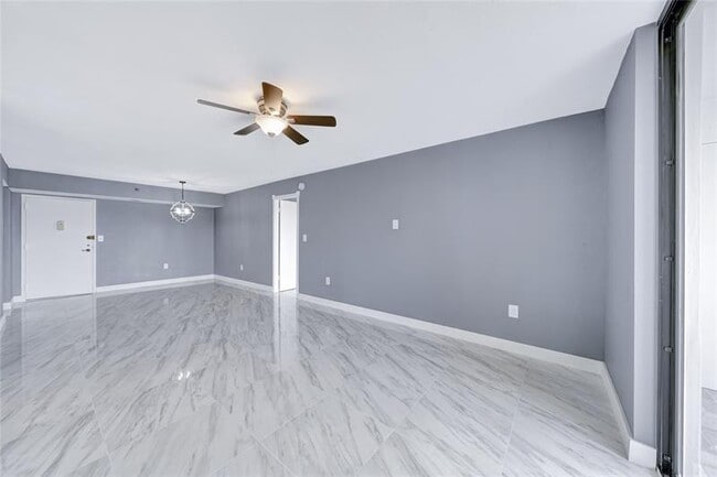 Building Photo - 1100 St Charles Pl