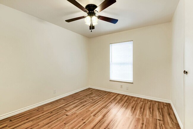 Building Photo - 8106 Windlake Dr