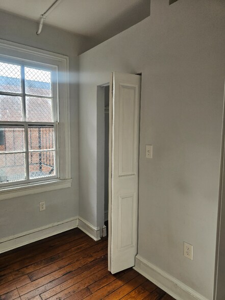 Building Photo - 2116 N Charles St