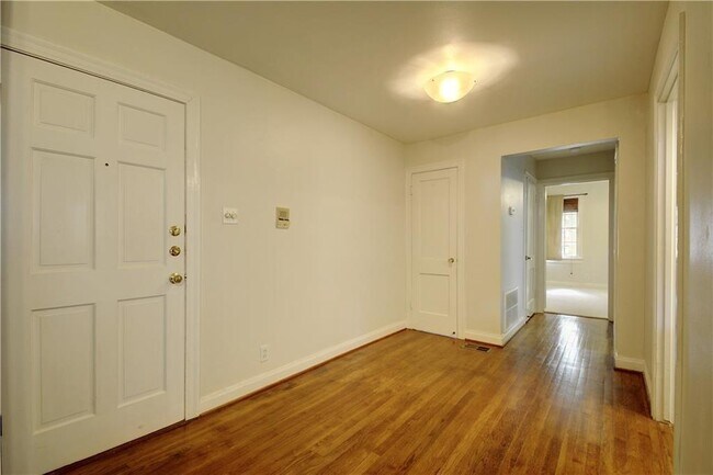 Building Photo - 910 E 32nd St