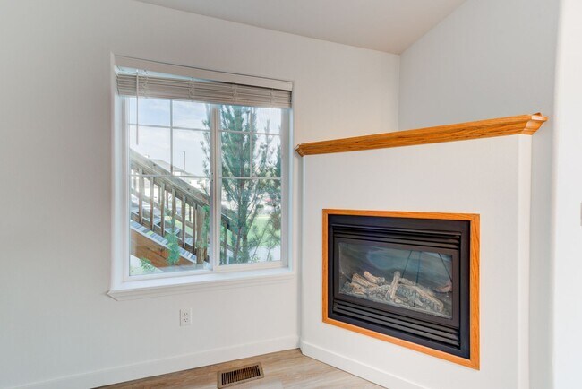 Building Photo - 3 Bed 2 Bath Unit Available in Bozeman!