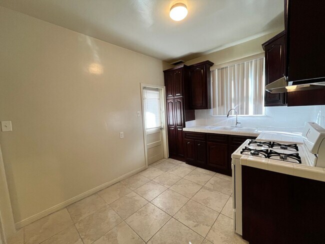 Building Photo - LARGE UPSTAIRS ONE BEDROOM ONE BATH! WITH ...