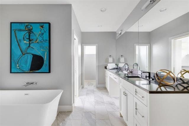 Building Photo - 3706 W Beverly Dr