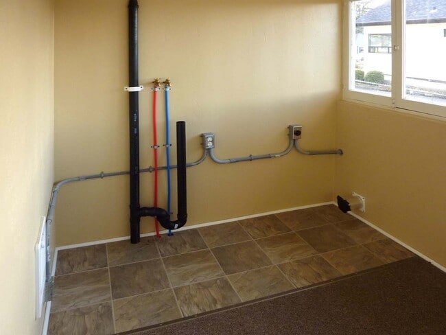 Building Photo - Charming 2 Bedroom with Bonus/Laundry Room