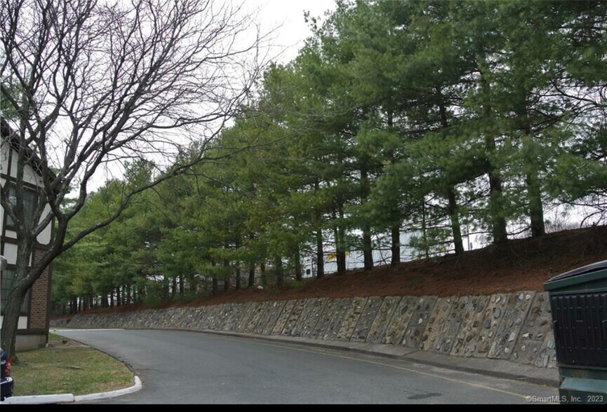 Building Photo - 365 Mather St