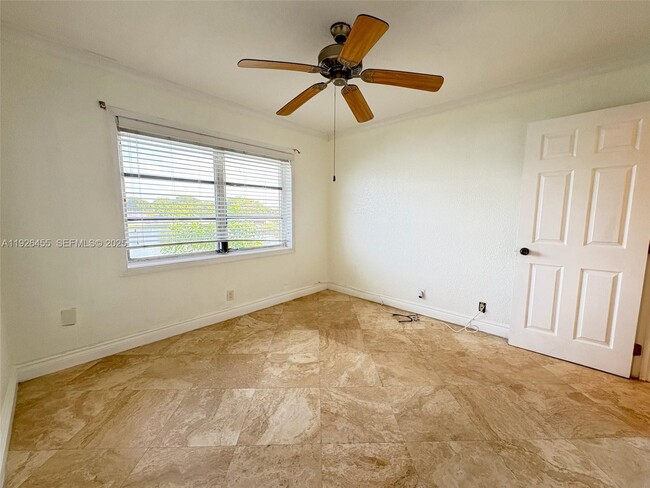 Building Photo - 422 Lakeside Dr