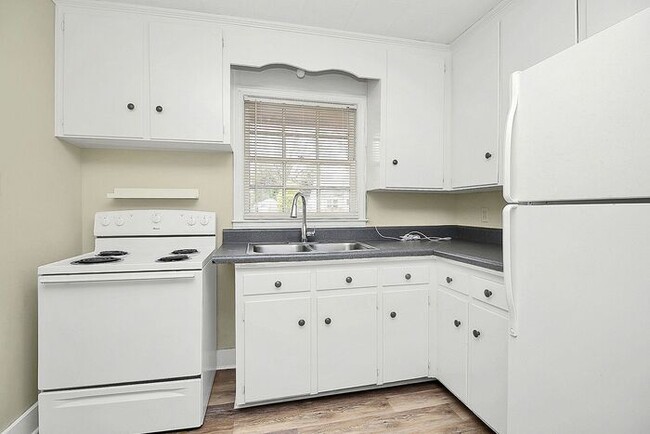 Building Photo - Charming 2BD/1BA Duplex