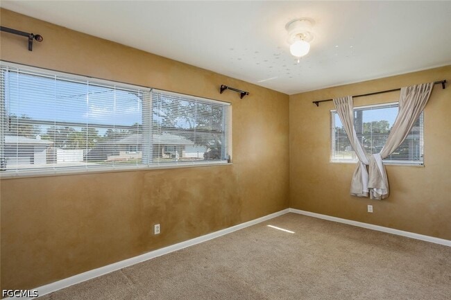 Building Photo - 806 N Entrada Dr