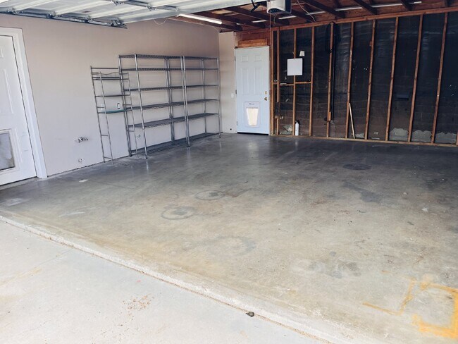 Building Photo - Charming 3-Bedroom with 2 Full Baths on th...