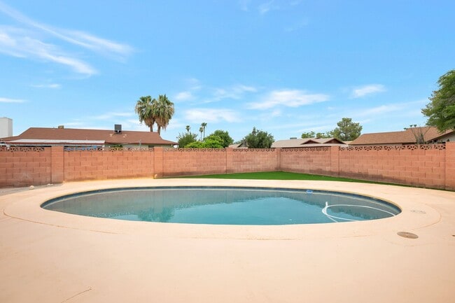 Building Photo - 6-Bedroom Tempe Home with Private Pool, Garage & Ideal Location