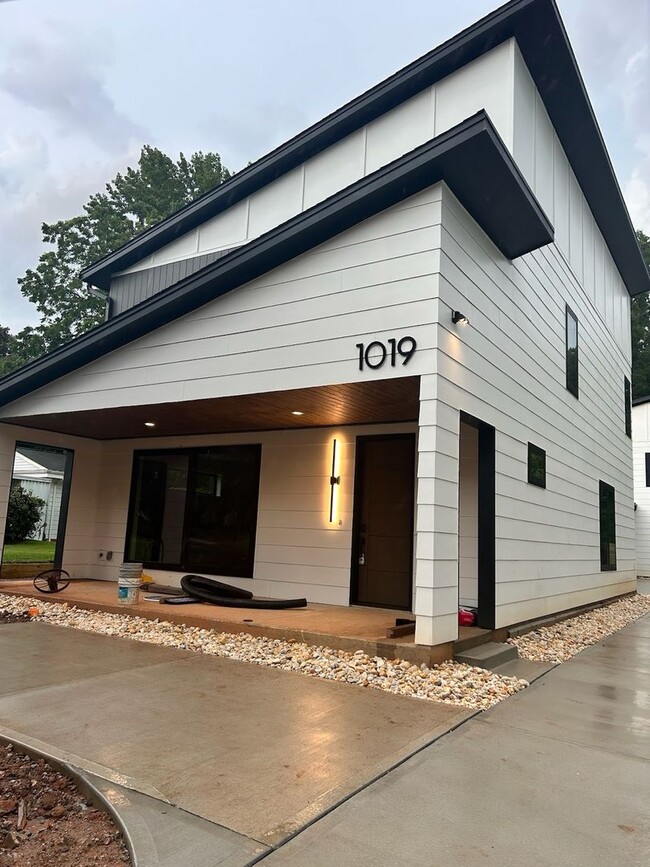 Building Photo - Gregg St [2 UNITS]