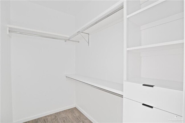 Building Photo - 13 Notre Dame Ave