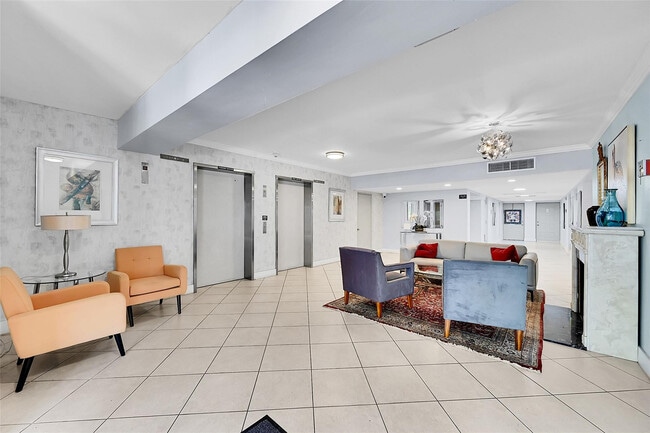 Building Photo - 4020 W Palm Aire Dr