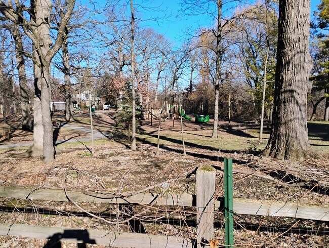 Building Photo - 4958 Oak Ln