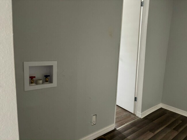 Building Photo - 11240 N Northwood Dr