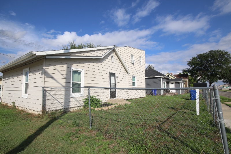 Building Photo - 401 E 11th St