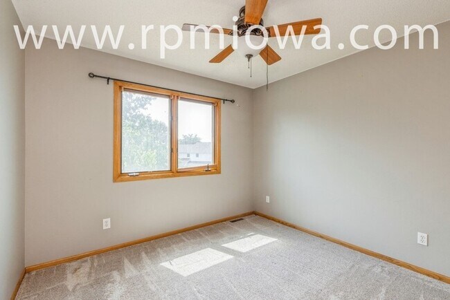 Building Photo - GREAT LOCATION!! 4 Bedroom, 3.5 Bathroom Home in West Des Moines