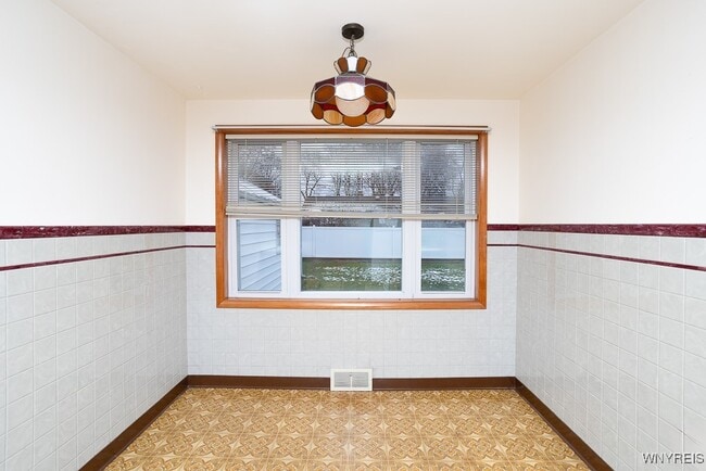 Building Photo - 685 Barrally St