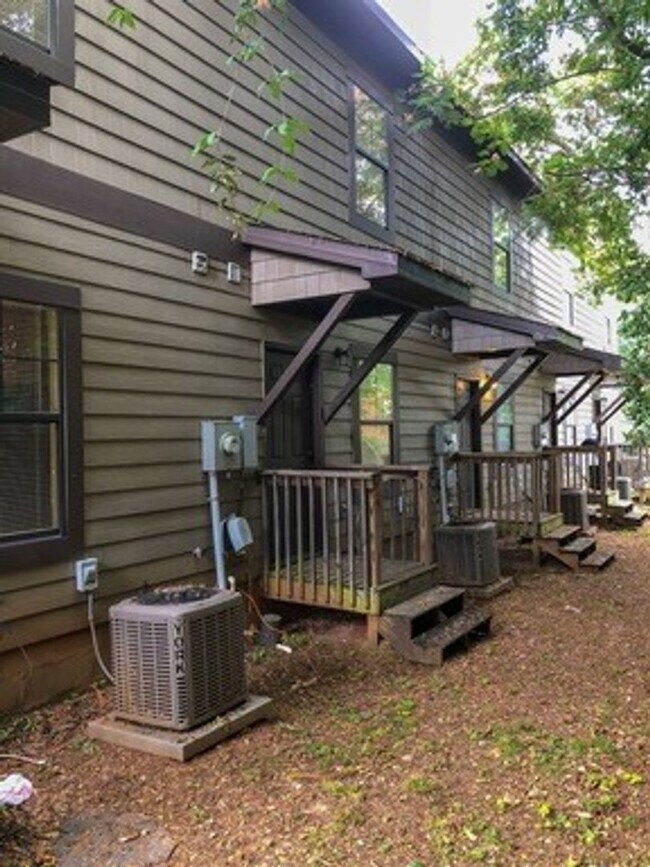 Building Photo - Town Home For Rent In Tuscaloosa, AL! COMING SOON!