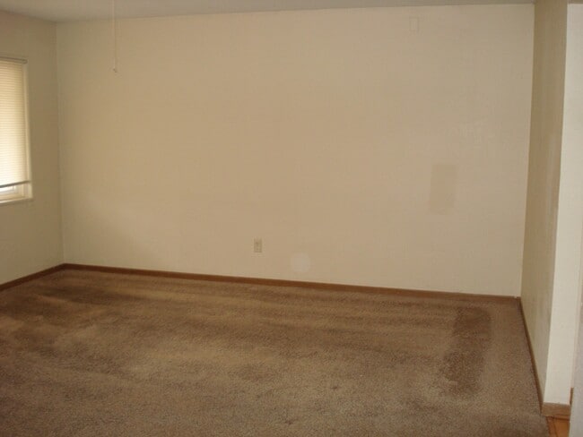 Building Photo - SINGLE FAMILY HOME